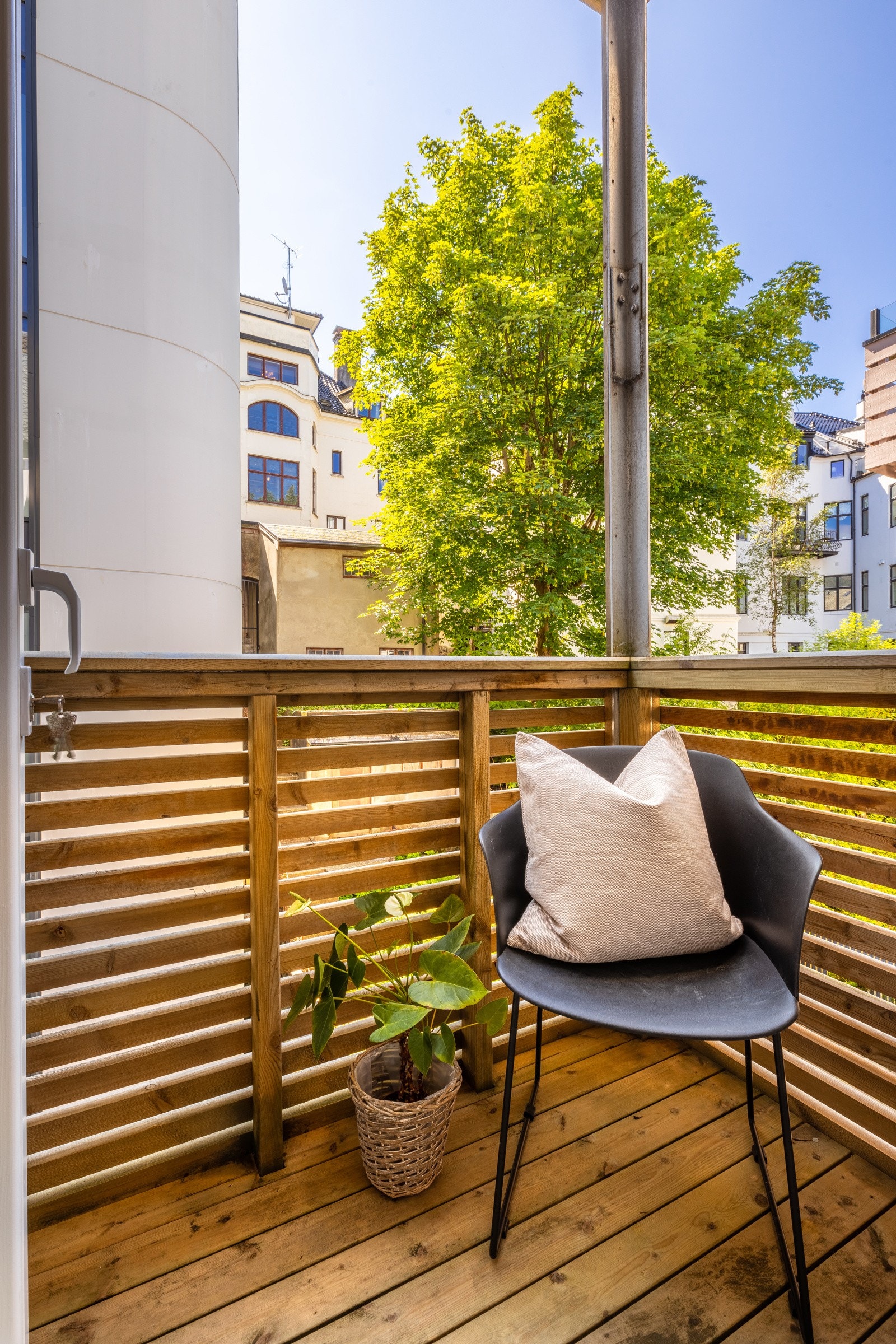 Luftebalkong i bakkant er sval og vender inn mot bakgården. Galleribilde