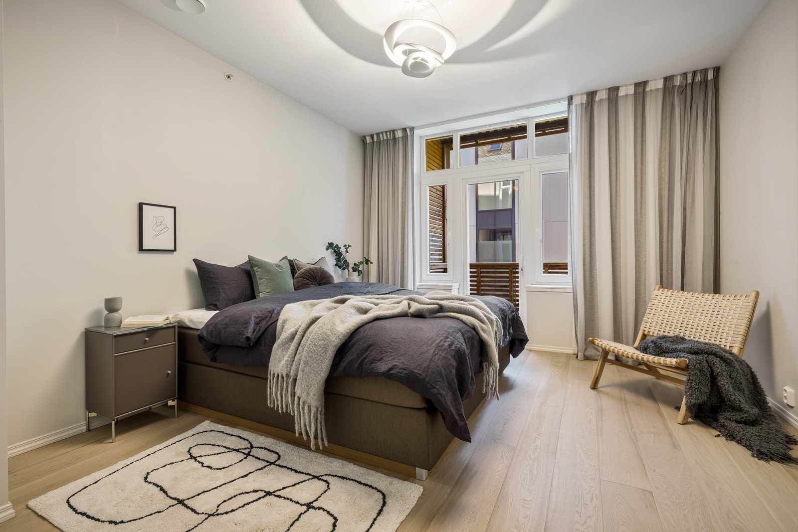 Leilighetens andre soverom er luftig med utgang til balkong. Galleribilde