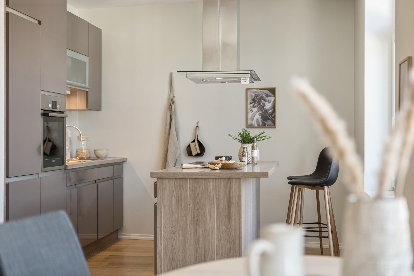 Leiligheten er velholdt og innbydende. Innvendige vegger er malt i lyse farger, mens samtlige gulv har tidsriktig enstavs oljet eikeparkett. Galleribilde