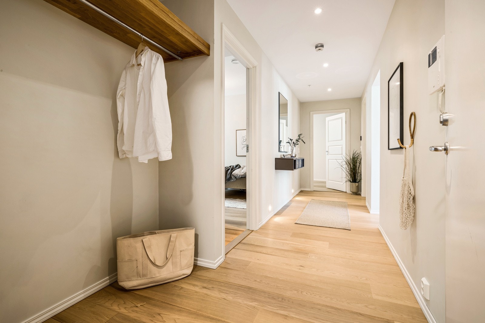 Man skal også merke seg at denne leiligheten har høy teknisk standard som inkluderer fjernvarmebasert oppvarming, Flexit ventilasjon, porttelefon med video og felles brannvarsling med sprinkelanlegg. Galleribilde