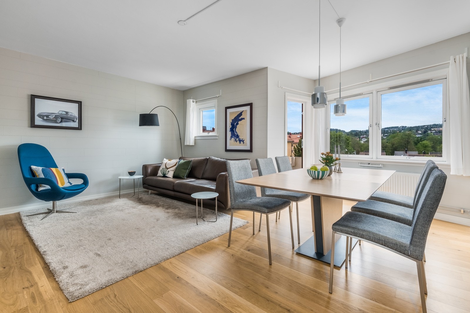 Mye inkludert i de månedlige felleskostnadene, som blant annet: oppvarming, varmvann, avdrag, renter, komm.avgifter, kabel-tv/internett mm.