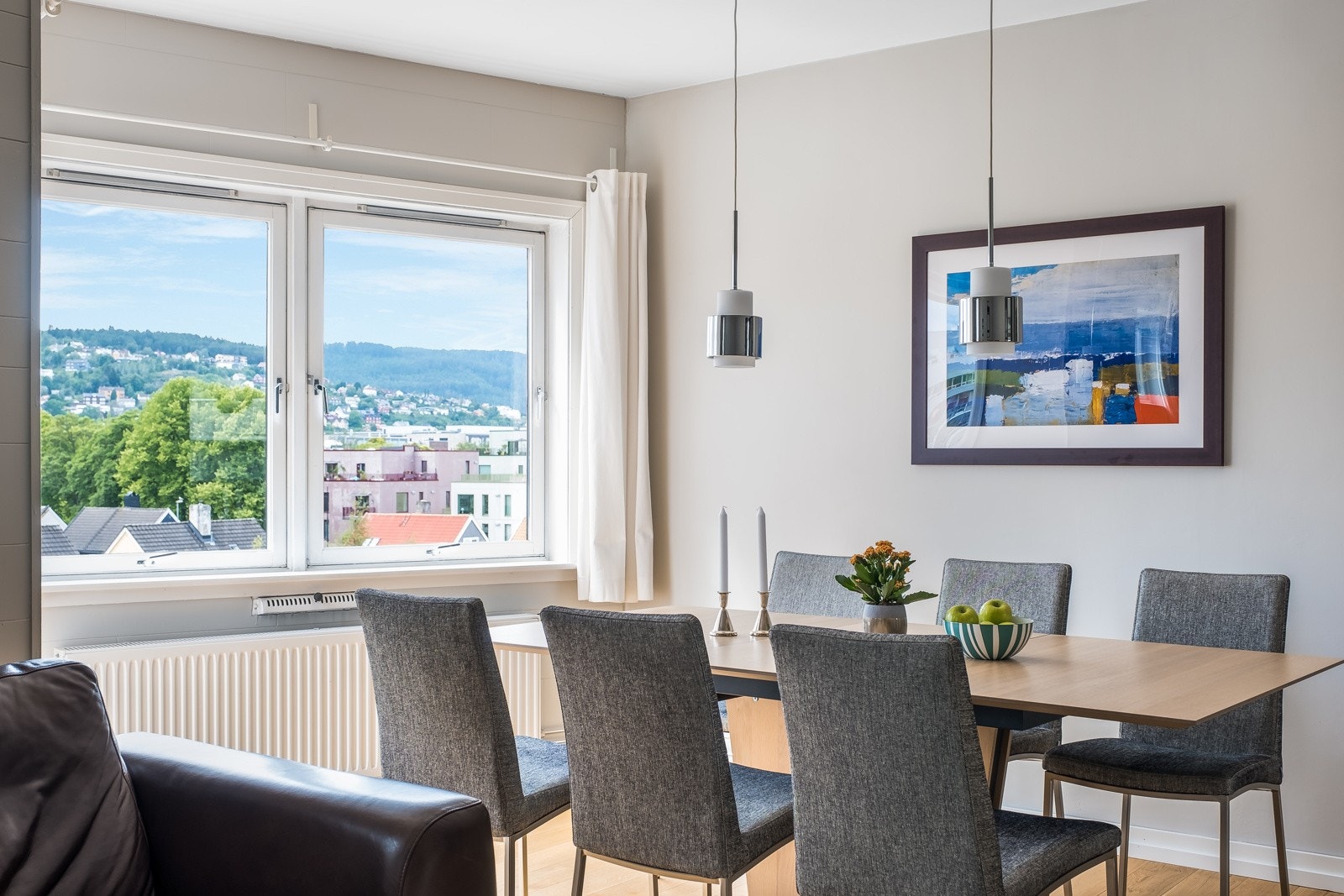 Romslig stue på totalt 25 m² med mange møbleringsmuligheter.