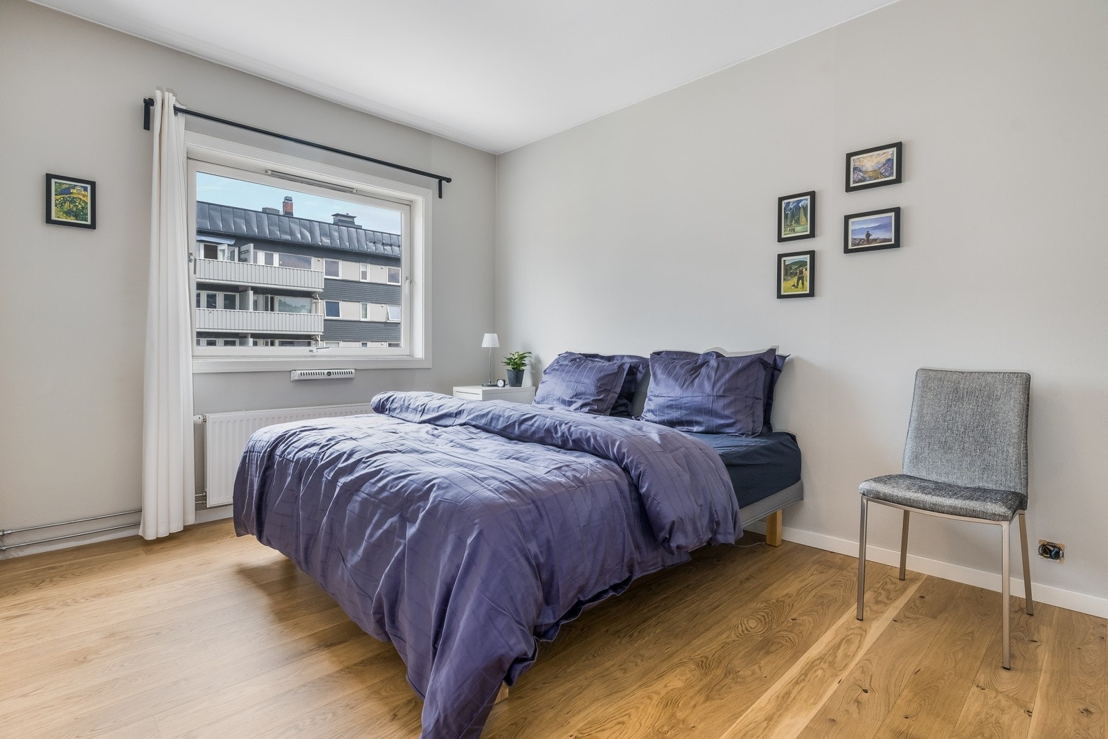 Soverom på hele 13,5 m² som vender mot bakgård.