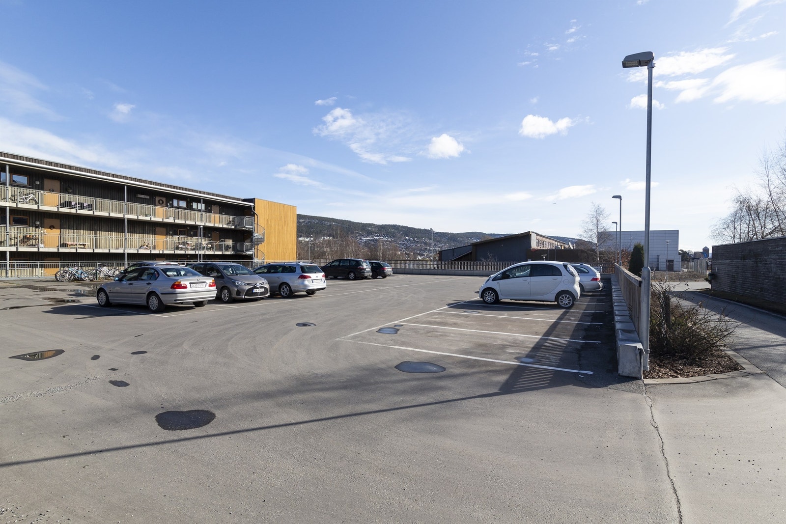 Stor gjesteparkeringsplass Galleribilde