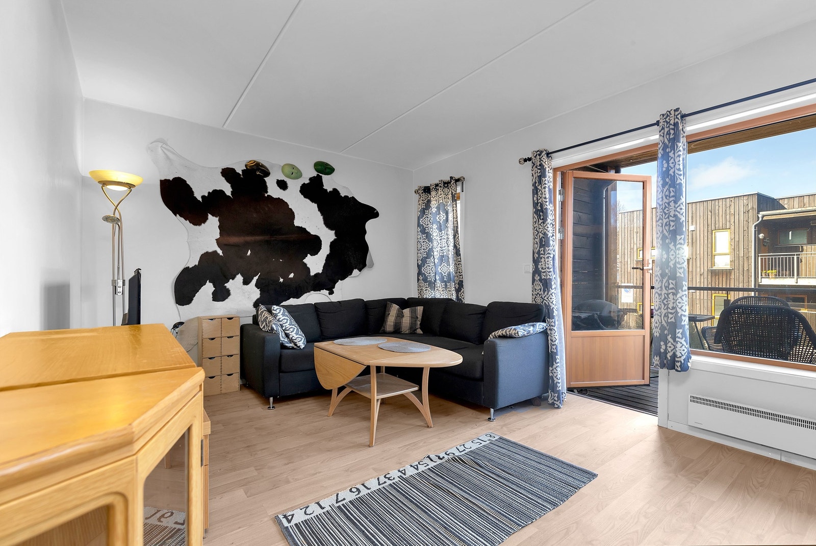 Lys og fin stue med utgang til veranda Galleribilde