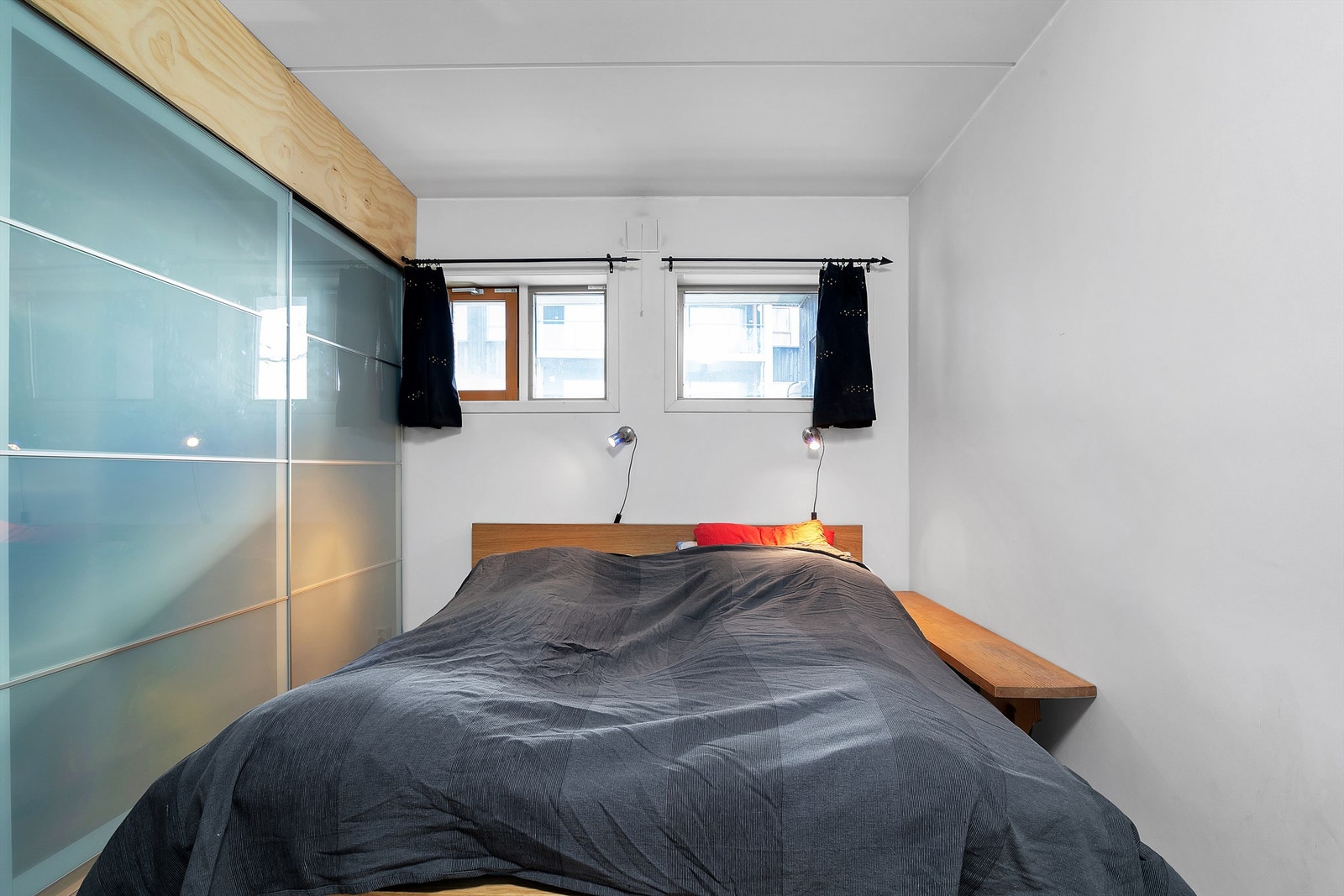 Soverom med skyvedørsgarderobe Galleribilde
