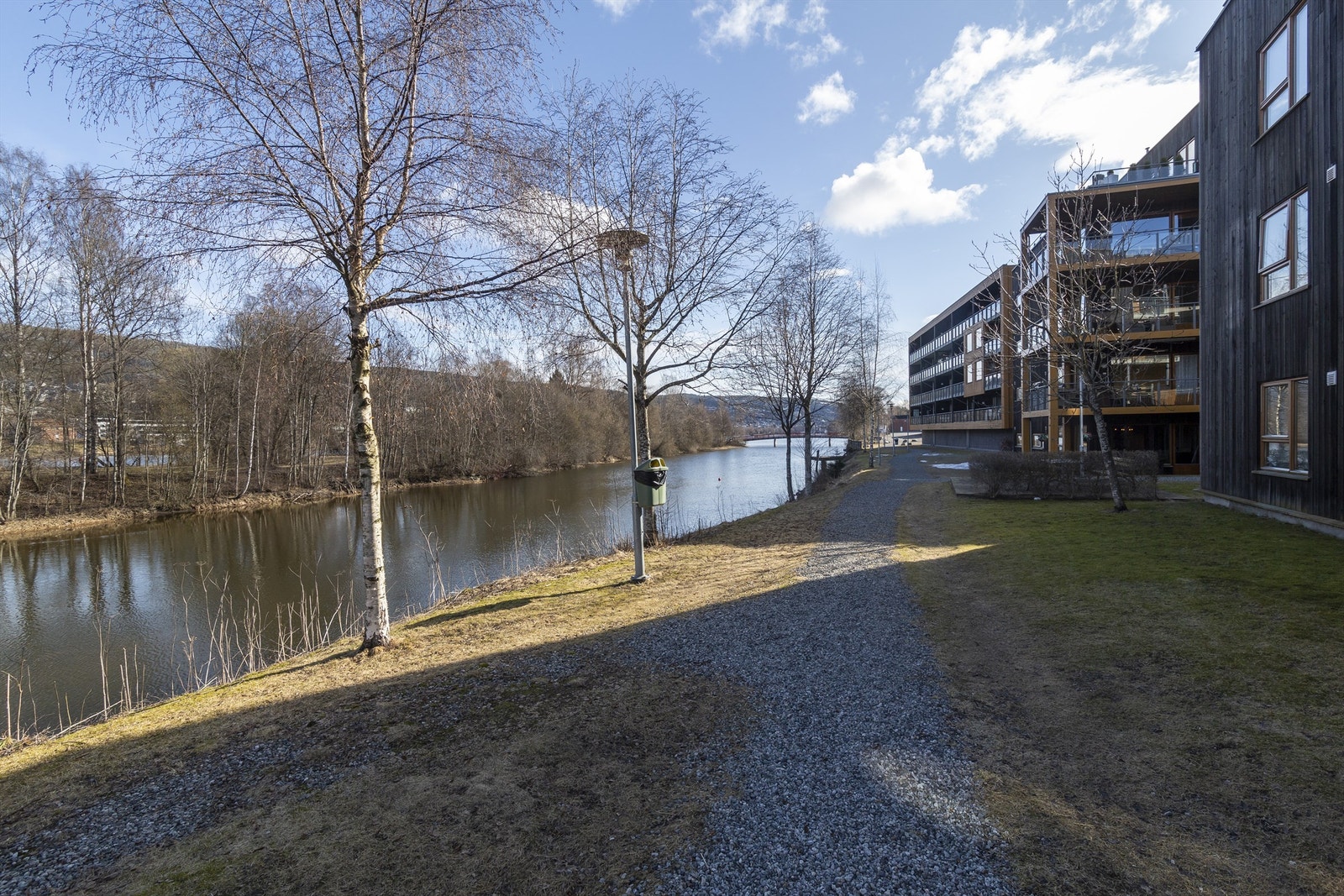 Borettslaget ligger veldig fint til helt nede ved Elvebredden Galleribilde
