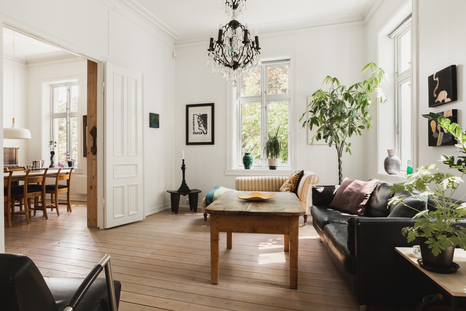 Straks innanfor inngongspartiet møter ein dei tre stovene på rekke og rad. Galleribilde