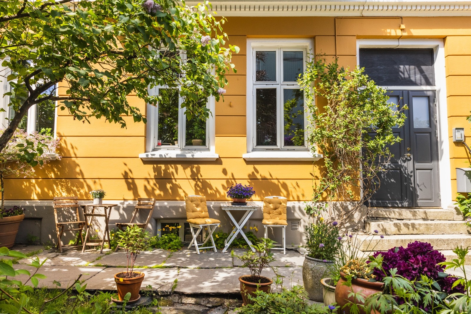 Kvar dag byrjar med å gå ut porten frå sameigets private forhage. Galleribilde