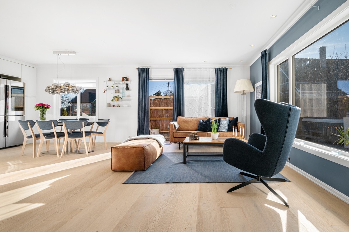 Fra stuen er det utgang til den solrike terrassen. Galleribilde