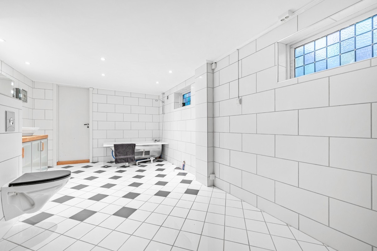 Vinduene på badet gir godt med lys. Galleribilde