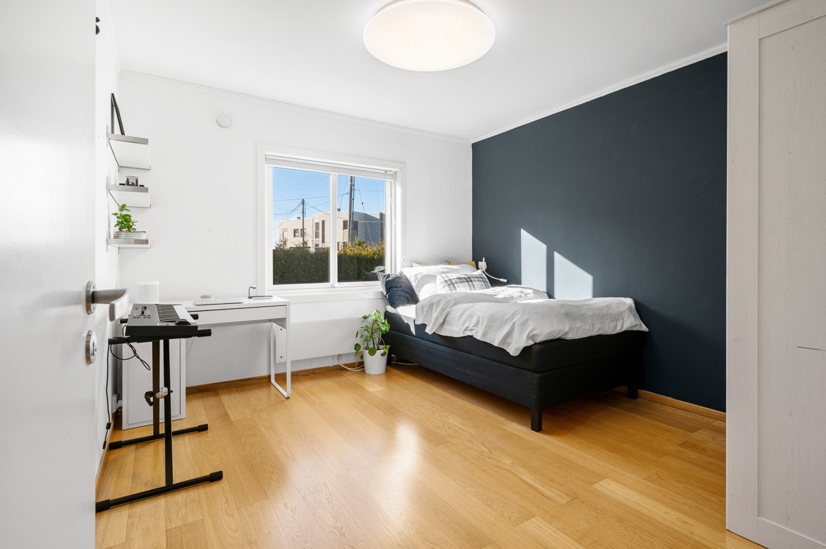 Soverom 1 er av god størrelse og har rikelig med plass til dobbeltseng, nattbord på begge sider og garderobeskap. Galleribilde