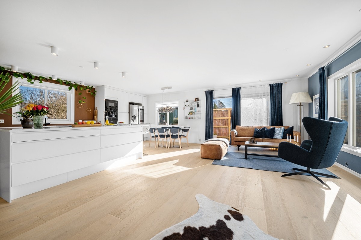 Moderne fargevalg i den åpne stue/kjøkken løsningen. Galleribilde