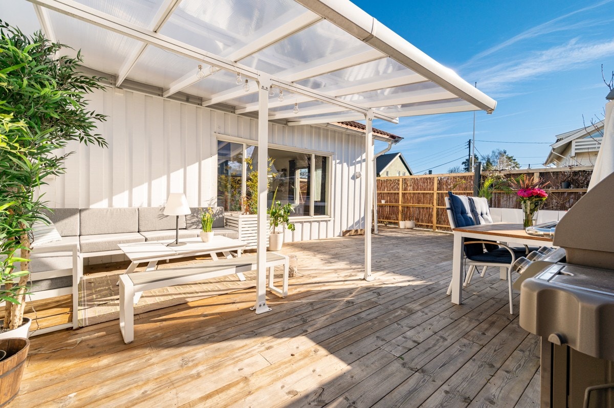Solrik terrasse delt inn i flere soner. Galleribilde