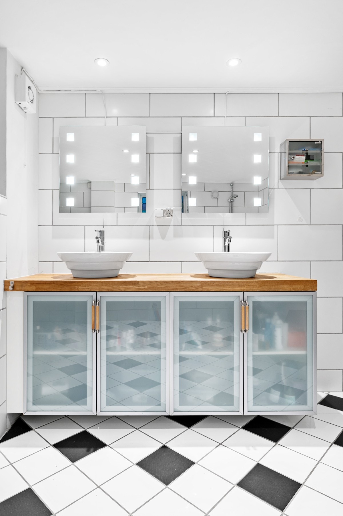 Praktisk dobbel servant med glassdører i underskap. Galleribilde