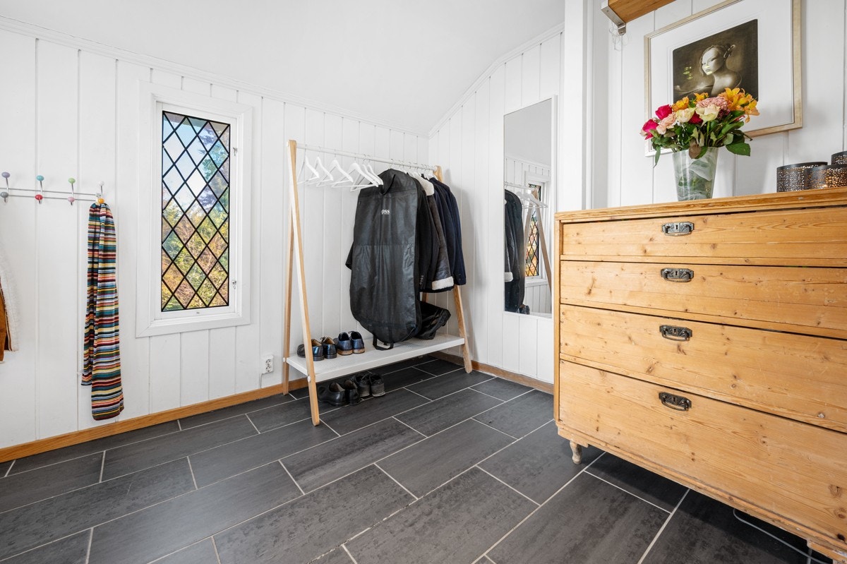 I entrèen er det god plass til å sette fra seg sko og henge fra seg jakker. Galleribilde