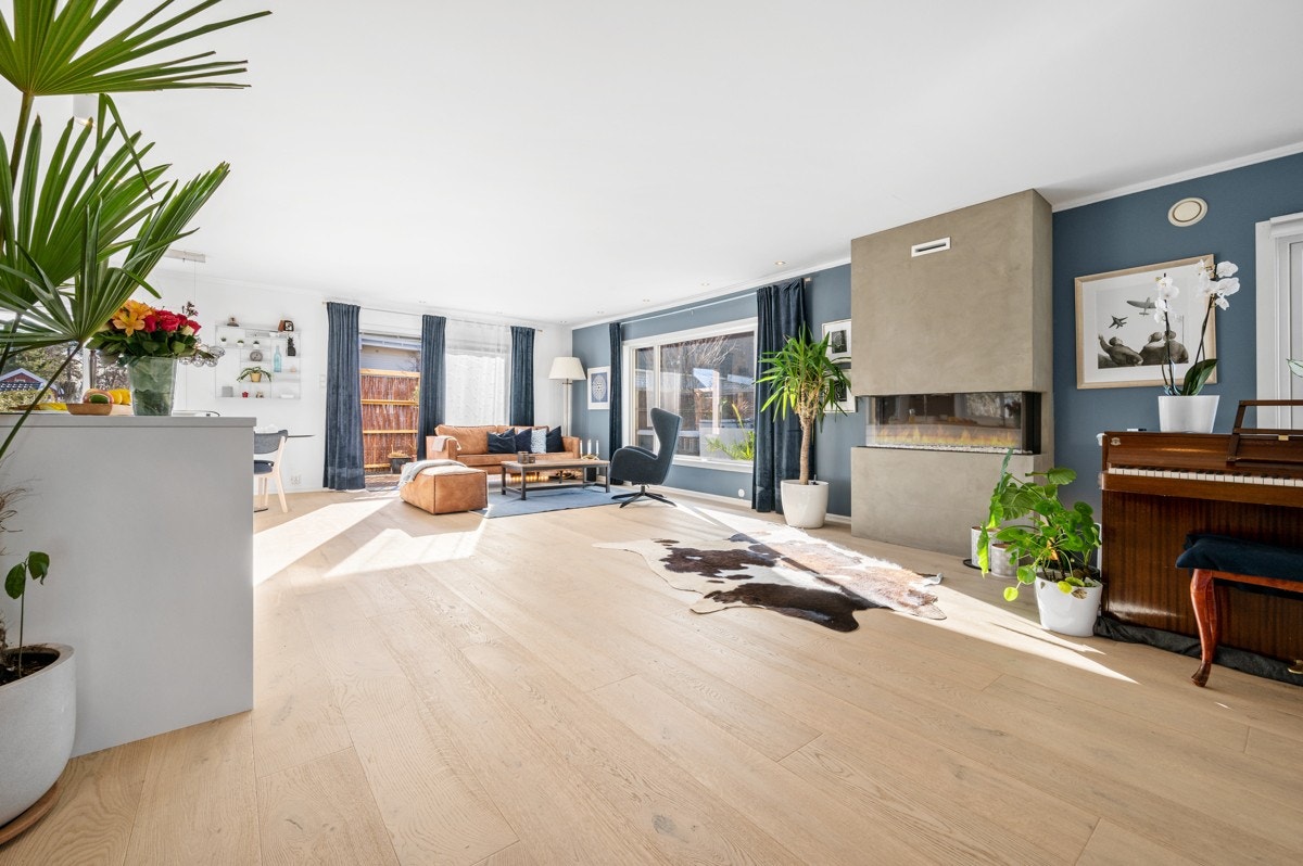 Stor, åpen og lys stue med store vindusflater. Galleribilde