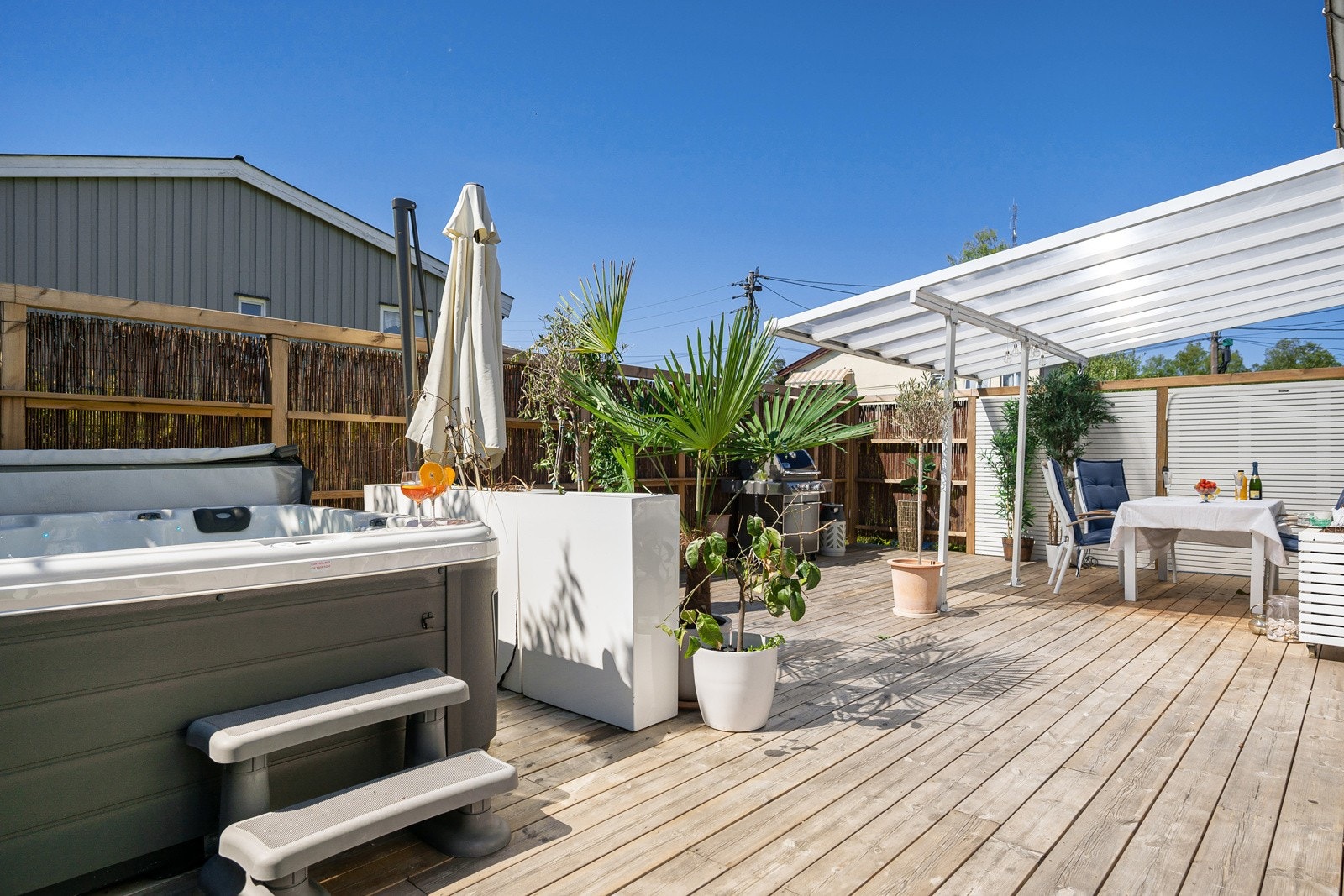 Stor terrasse. Galleribilde