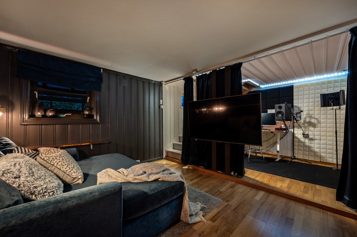 Praktisk løsning - eier har i dag musikkrom i kjeller. Her er det mulighet til å åpne helt opp for en romslig stue. Galleribilde