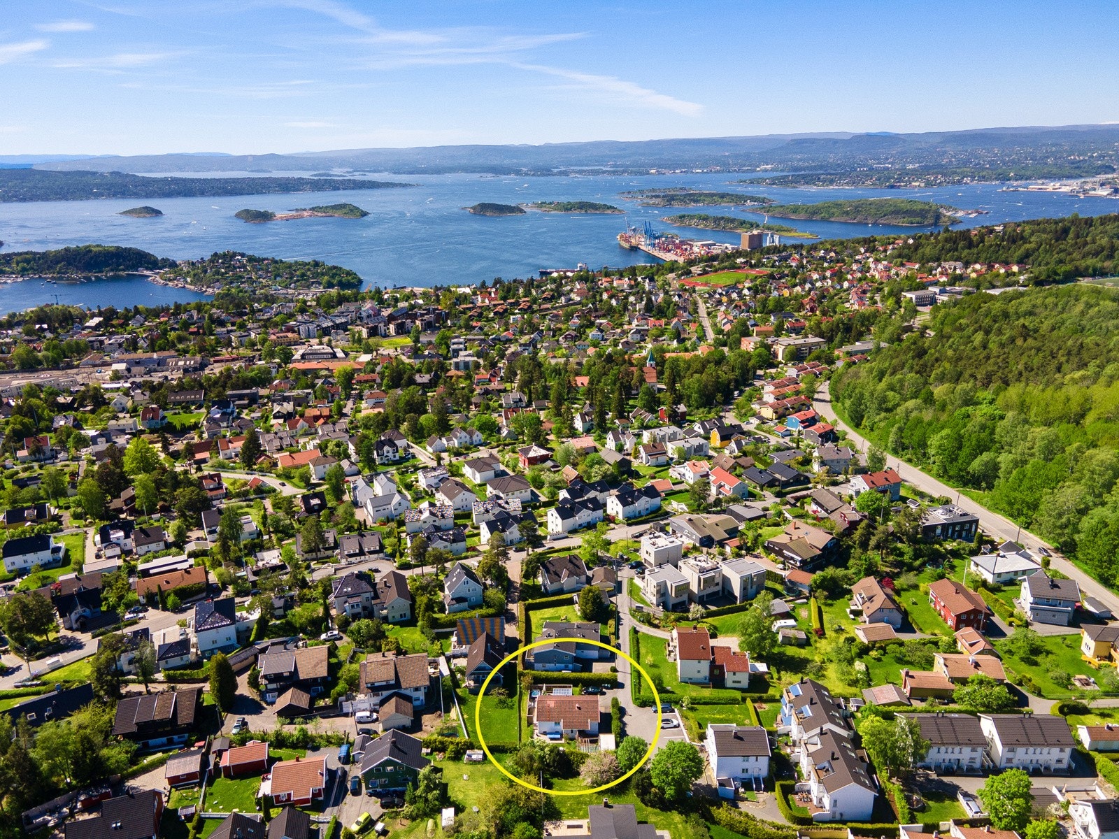 Oversiktsbilde over området - lysløype kun et par minutters gange fra boligen. Galleribilde