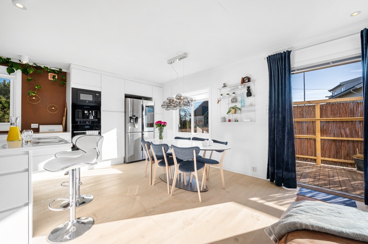 Hvitevarer av høy kvalitet. Komfyr, kaffemaskin, mikrobølgeovn fra Electrolux og integrert oppvaskmaskin fra Miele. Galleribilde