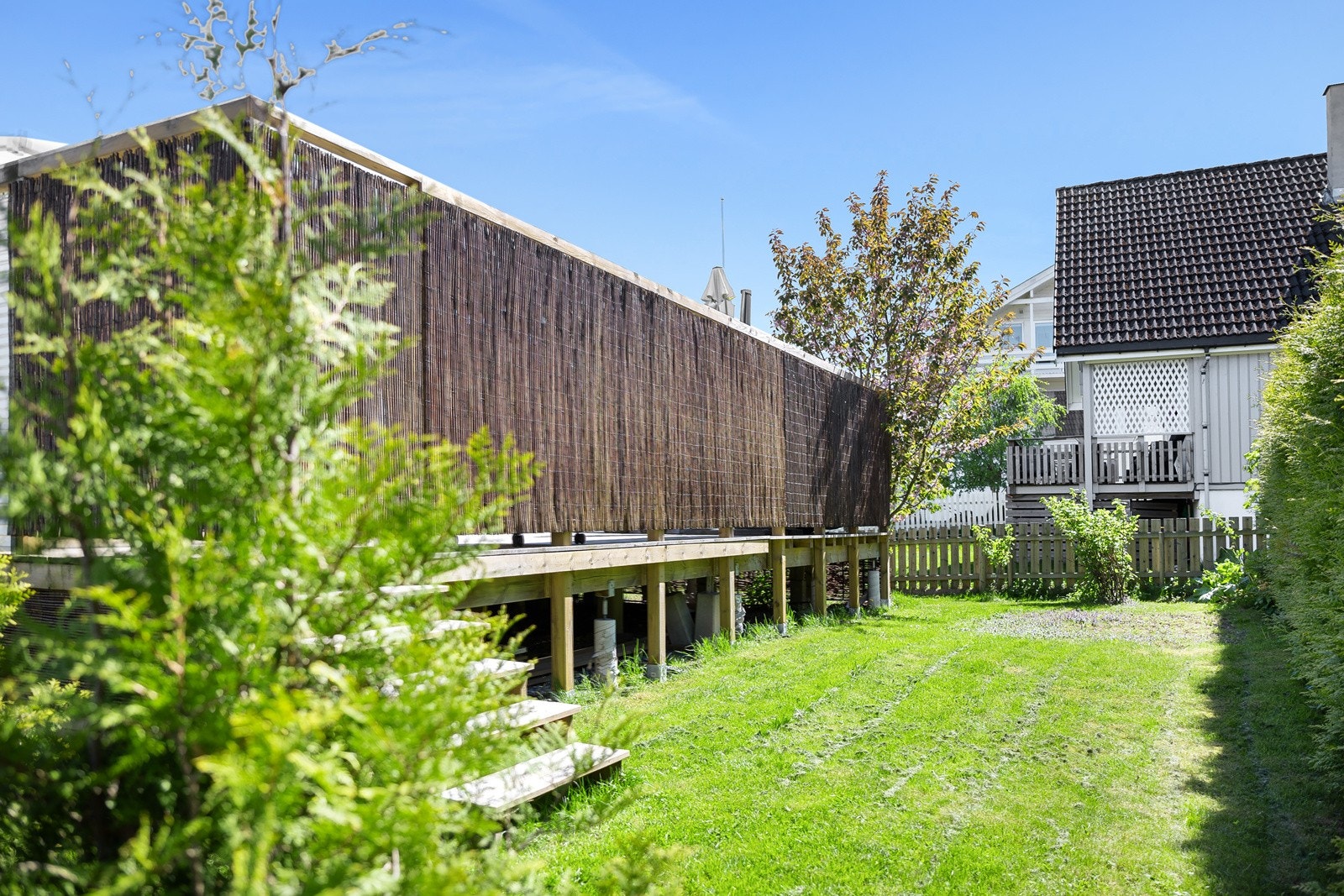 Fra terrassen er det en port med trapp ned til hagen. Galleribilde