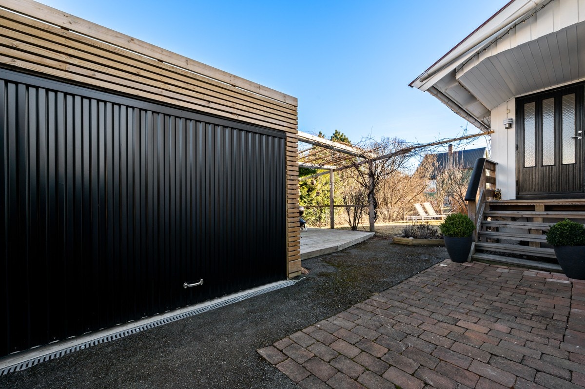 Garasjen er i nyere tid kledd innvendig og utvendlig. I garasjen er det laget nytt gulv og montert hyller for lagring. Galleribilde