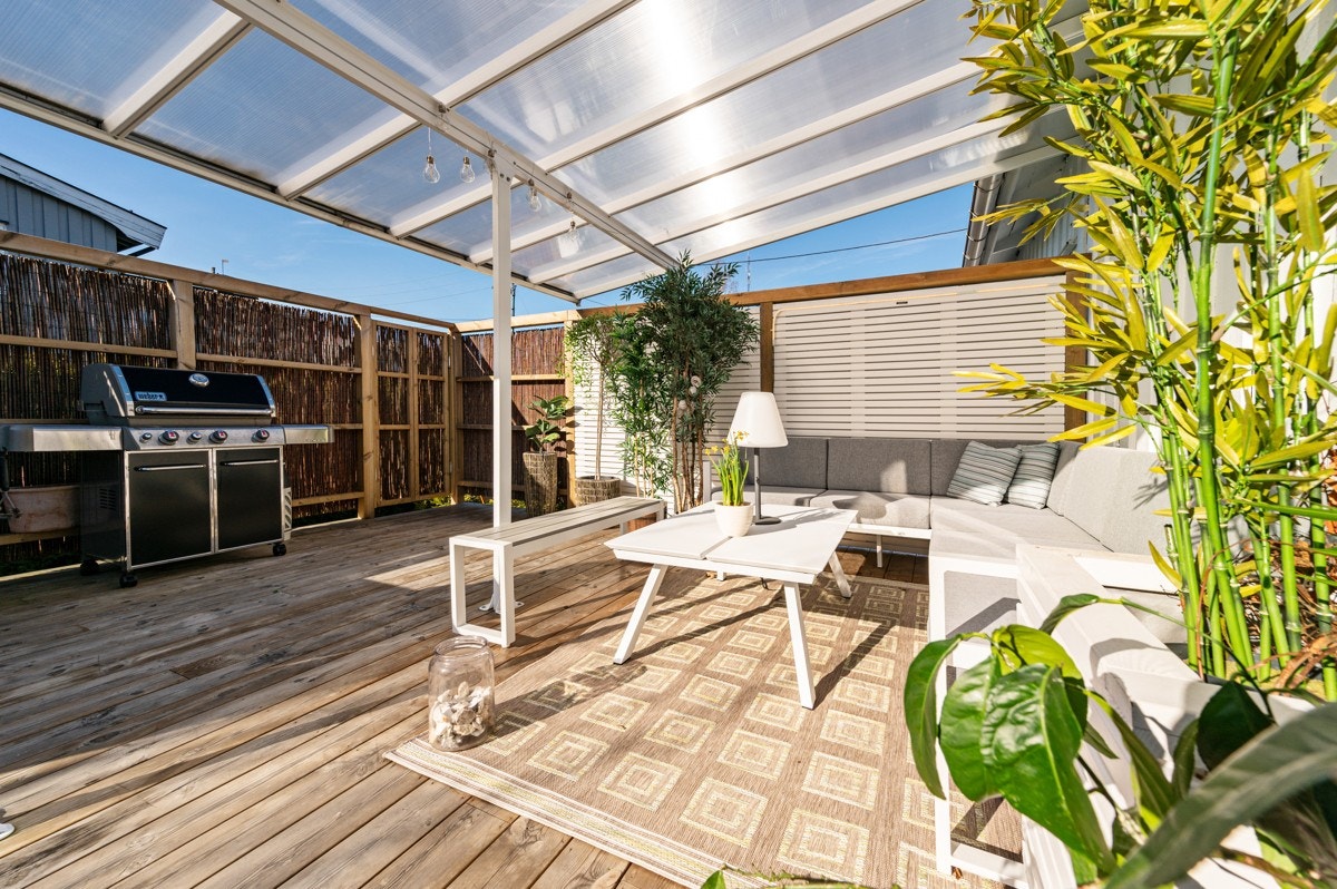 Skjermet under tak er det også en utendørs sittegruppe. Galleribilde