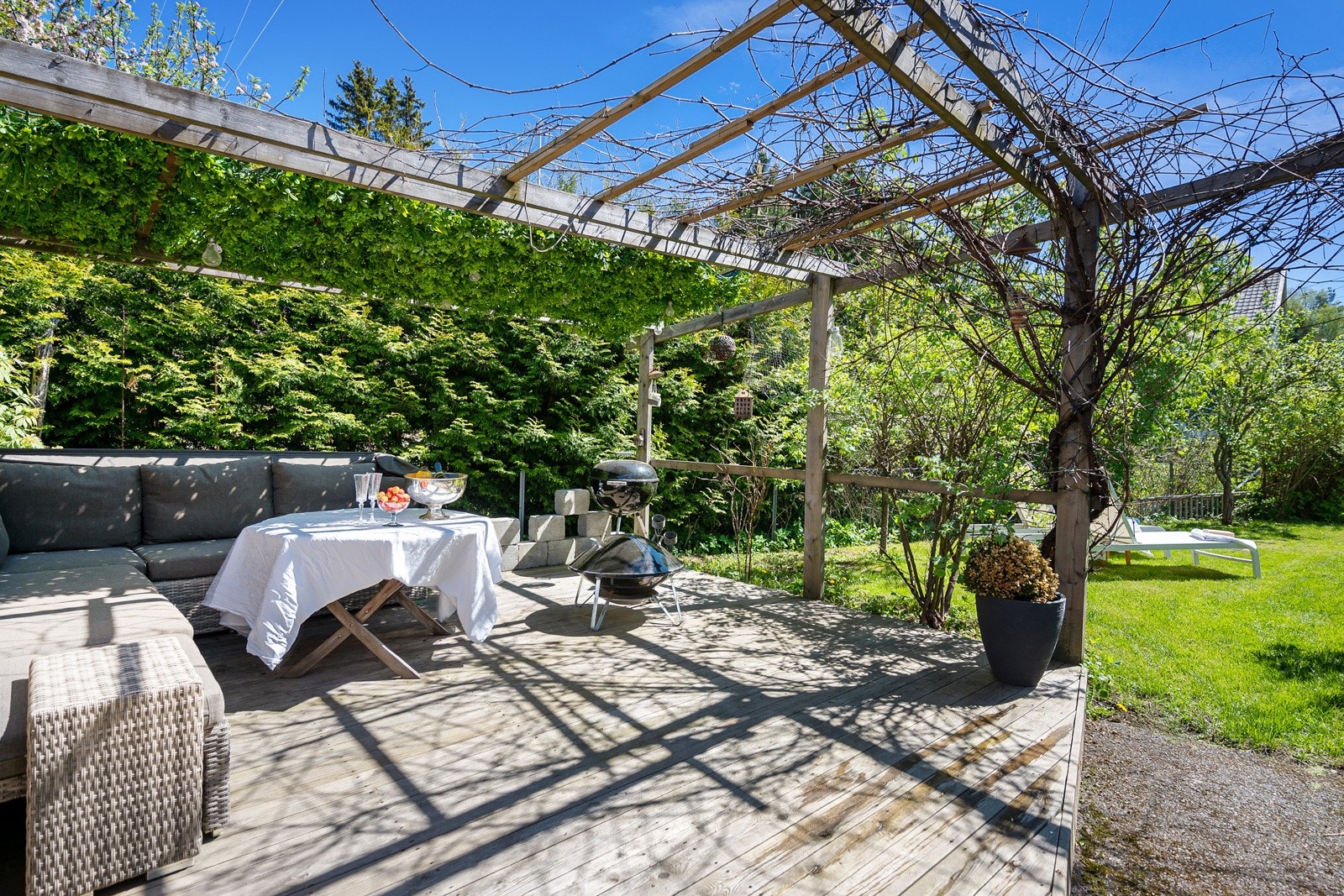 Ved inngangspartiet er det opparbeidet en hyggelig markterrasse hvor man kan nyte morgensolen. Galleribilde