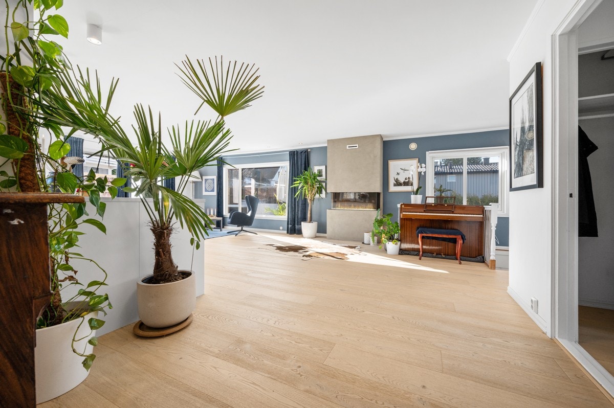 Store vindusflater i stuen gir rikelig med lysinnslipp. Galleribilde