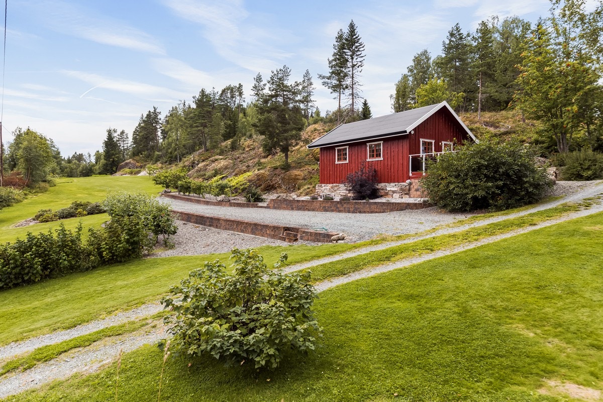 Feriehus med flere muligheter. Kan eksempelvis benyttes til kontor/jobb eller leies ut. Galleribilde