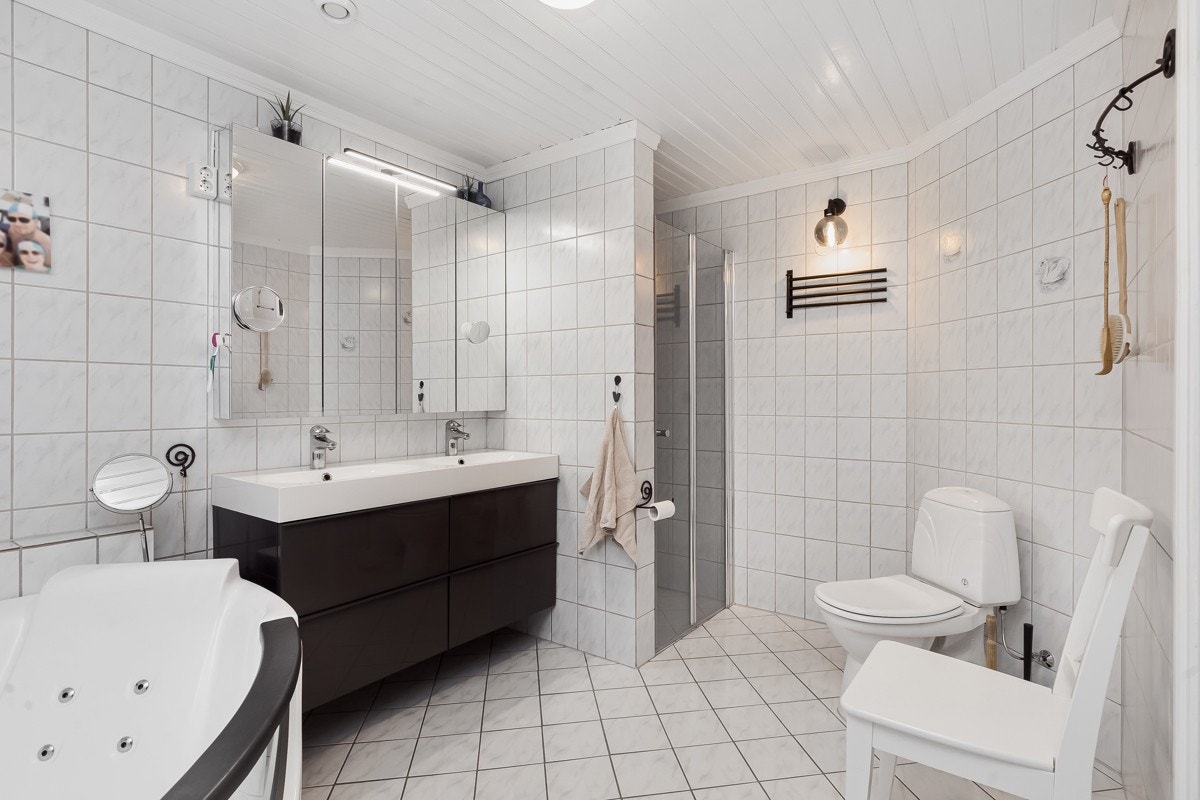 Pent, romslig og flislagt bad med båd boblebadekar og dushjørne. Dobbeltservant. Det er til sammen 3 bad og separat vaskerom i hovedhuset. Galleribilde