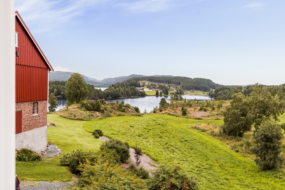 Ca. 7 min. kjøring til Frosta sentrum. Ca 20-25 min. kjøring til Stjærdal og Værnes flyplass. Galleribilde