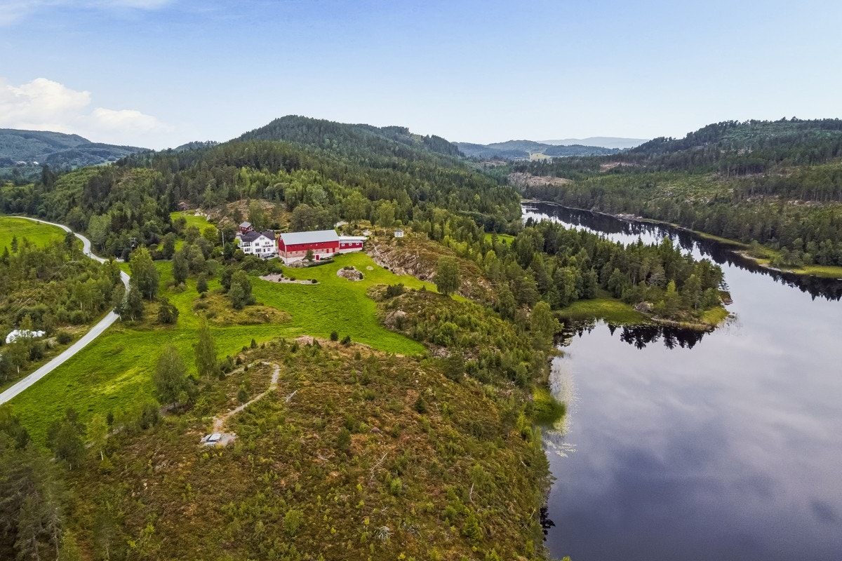 Eiendommen er på ca. 73 mål og kommer under 100 målsgrense, også grense for dyrket mark. Det er ingen bo- eller driveplikt. Galleribilde