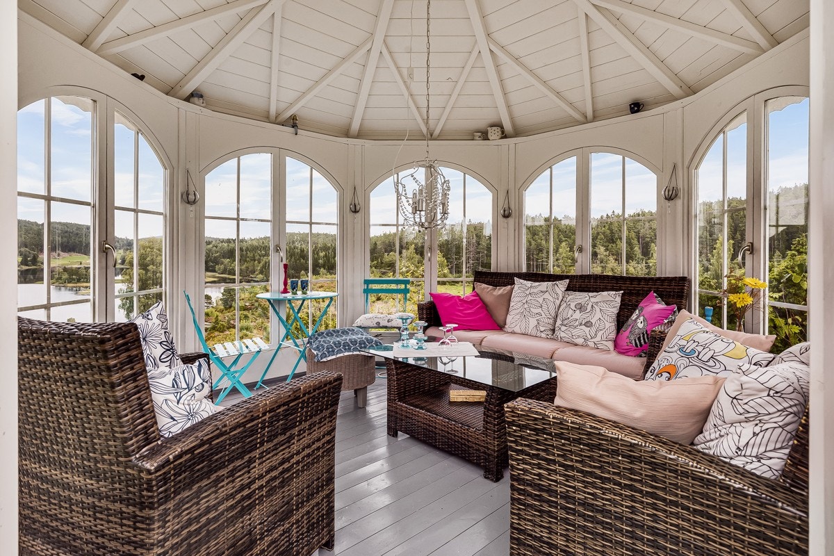 Eget lysthus med flott skue over Hovdalsvatnet. Galleribilde