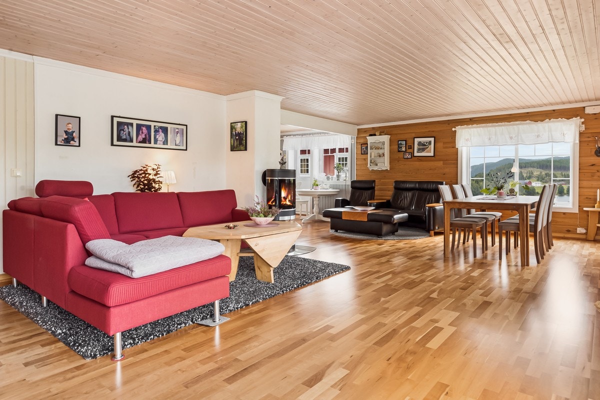 Stuen er svært romslig og man har masse plass til å dele inn i flere soner og seksjoner. God plass til stor spisestue. Galleribilde