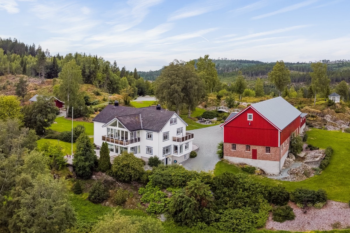 Oppgradert hovedhus over 4 plan med utleie i deler av 1. etasje. Galleribilde