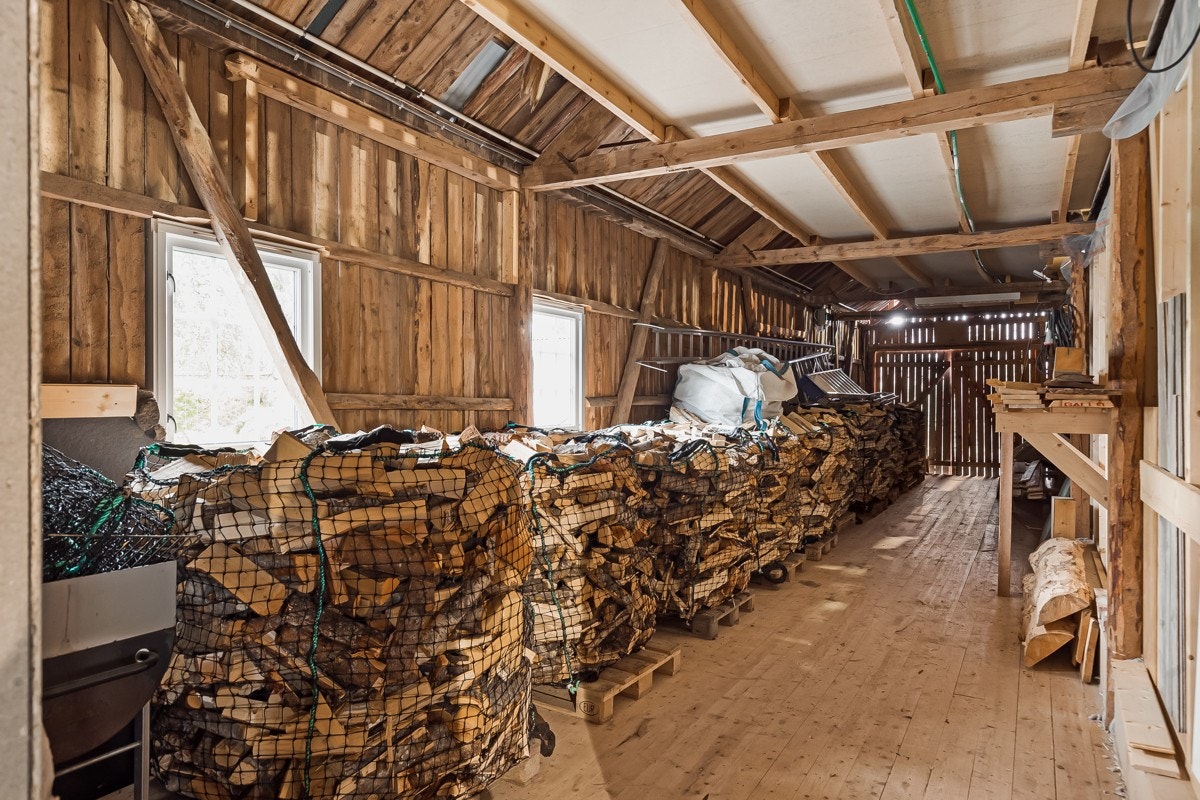 I tillegg er det et større areal i 2. etasje som kan brukes til mer generelt lager og vedlagring. Galleribilde