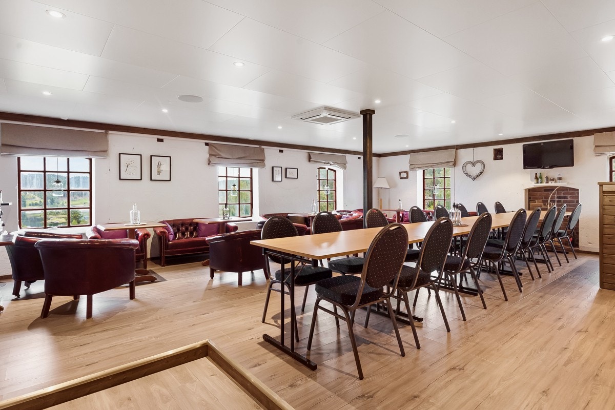 Festsalen kan brukes til å spille bordtennis, trimme eller dekke på til selskap. Det er god plass til 100 gjester. Galleribilde