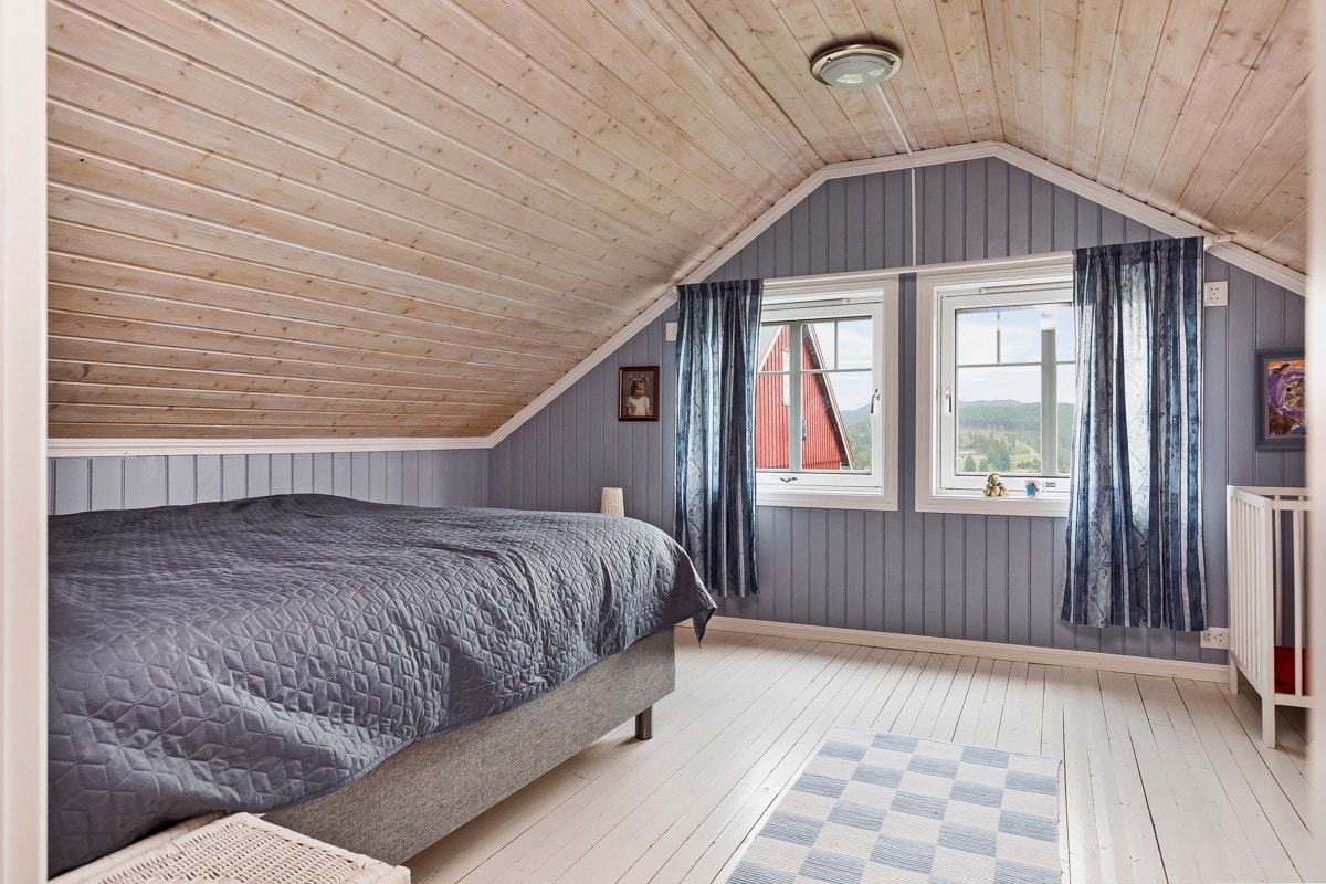 Per i dag er det en egen leilighet i 1. etasje som er utleid, med egen inngang fra øst. Det er tilpasset slik at dobbeltdør i gangen i første etasje kan åpnes slik at leilighetene kan kobles sammen og bli en meget stor enhet. Galleribilde