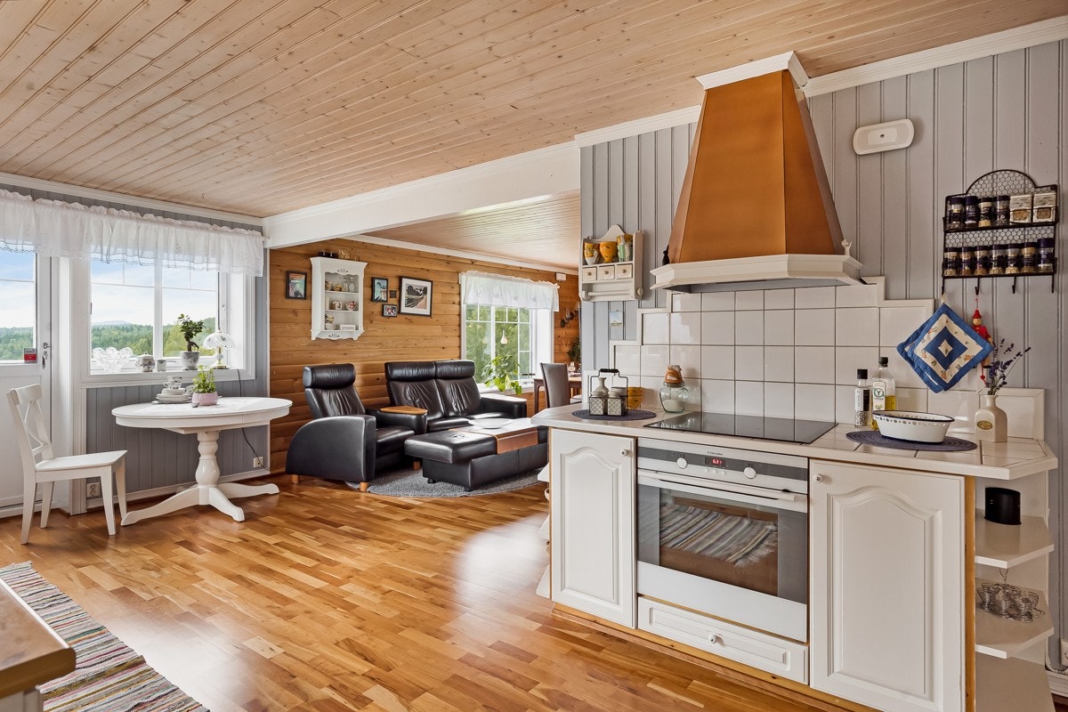 Kjøkkenet ligger i tilknytning til stuen, likevel godt adskilt. Hoveddelen av boligen har inngangsparti og vaskerom i 1. etasje. Galleribilde