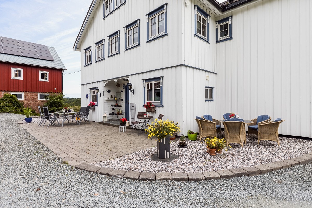 Hovedhuset er over 4 etasjer med med mange rom og muligheter. Store deler av el-anlegg er skiftet i perioden 2012-2020. Galleribilde