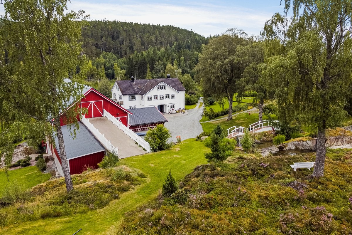 Eiendommen nyter solen fra tidlig morgen til sen kveld. Galleribilde