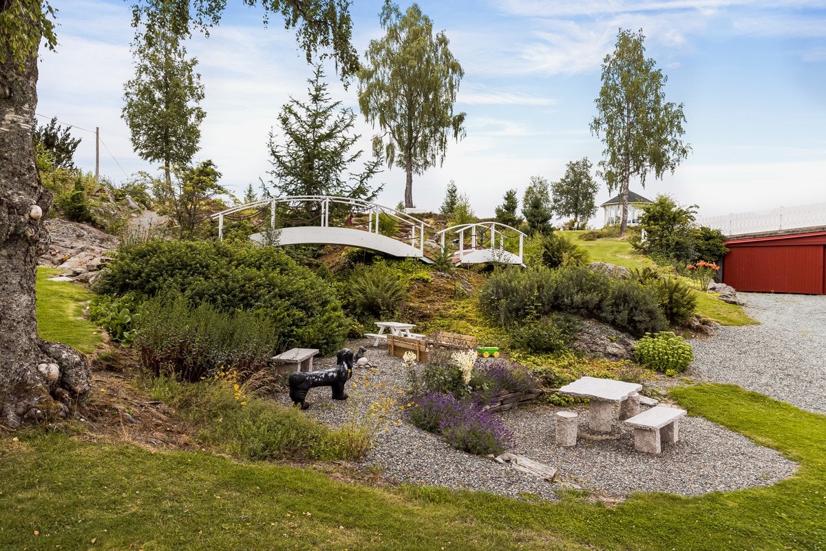 Hagen har mange soner og opparbeidede plasser for sittegrupper. Galleribilde