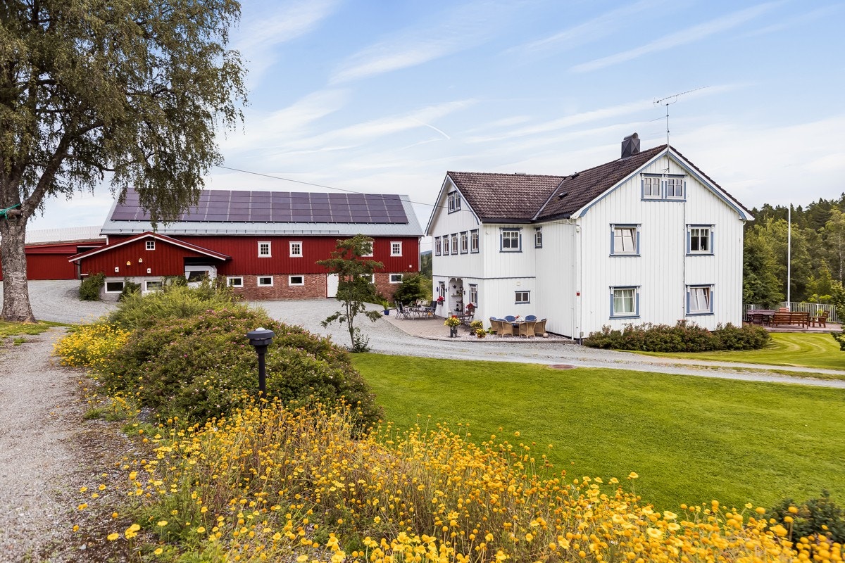 Pt. kun ca. 50 min. kjøring til Trondheim. Turen reduseres med ca. 15 min. når ny vei er ferdigstilt, estimert 2025-2026. Galleribilde