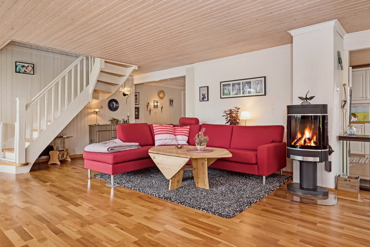 Hovedleiligheten har inngangsparti og vaskerom i 1. etasje. I 2. etasje har man mulighet for å kunne kose seg ved ovnen i rustikke omgivelser Galleribilde