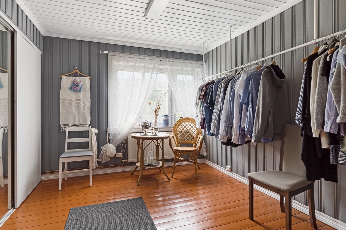 Man har til sammen 9 soverom i tillegg til kontor i hovedhuset, inkludert utleie i 1. etasje. Galleribilde