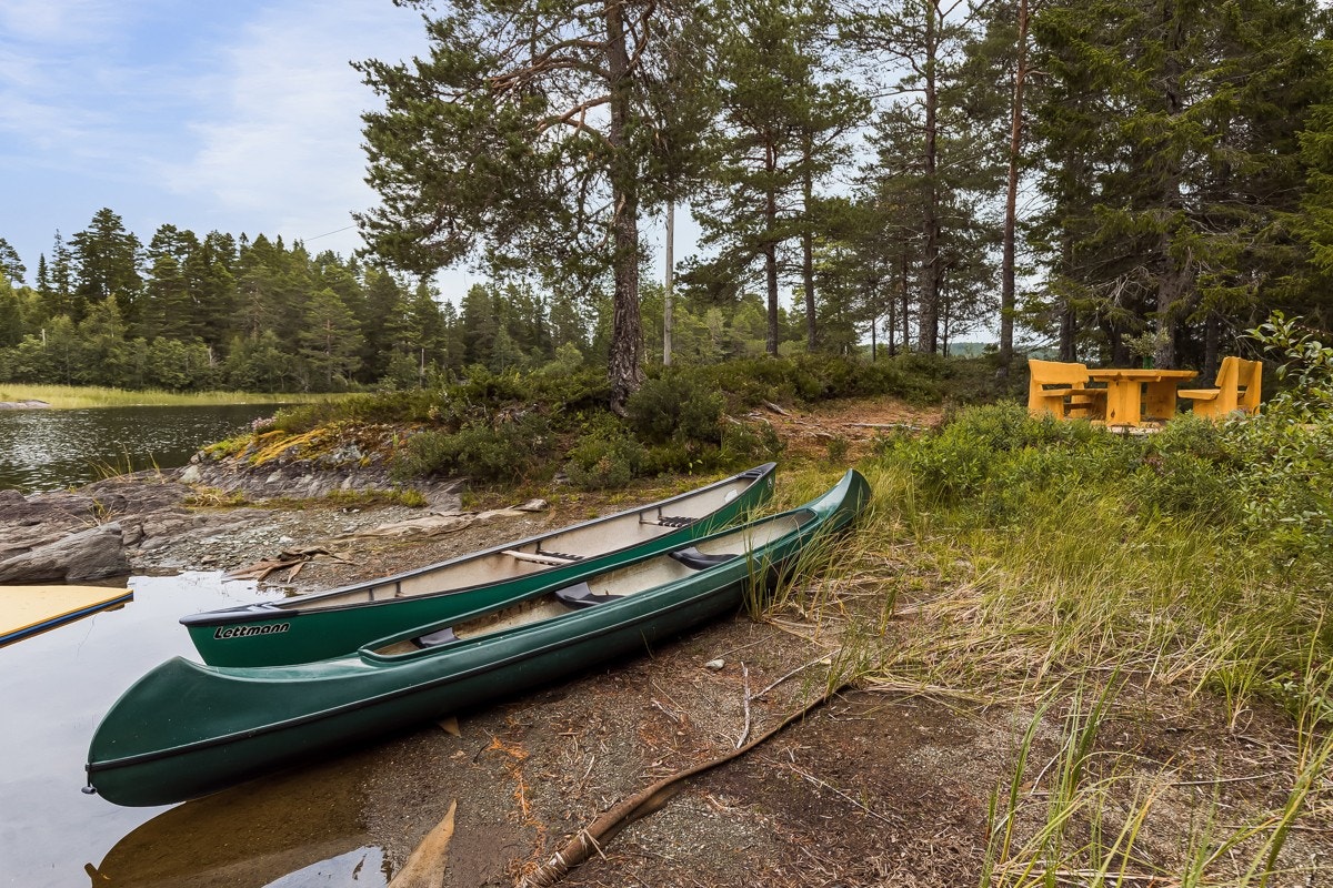 Nyt vannets ro på padletur med kajakk eller kano. Galleribilde