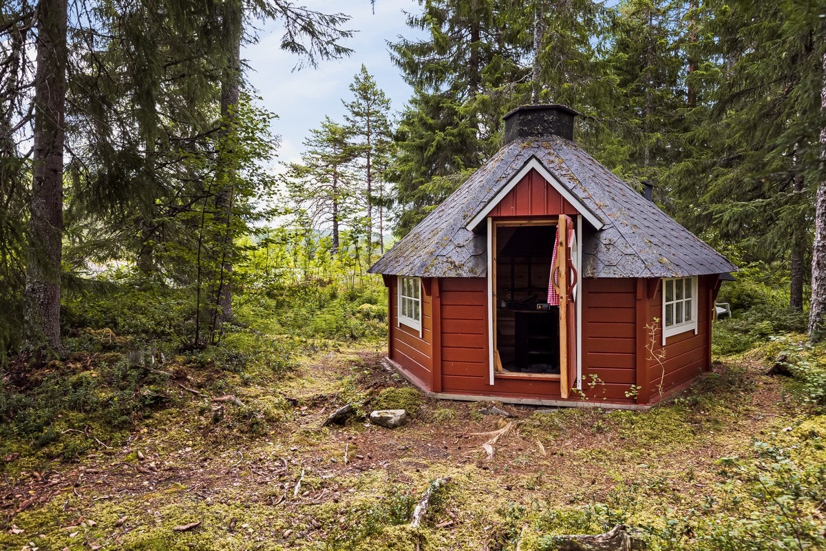 Ved grillhyttene er man helt "alene i verden". Ingen innsyn, flotte bademuligheter, kveldsol, mulighet for fiske og en kanotur. Dette er "hytta" på gården. Galleribilde