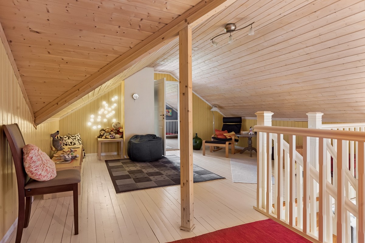 Her er loftstue. Det er full kjeller under hele huset. God lagerplass eller hobbyrom hvis en ønsker det. Galleribilde